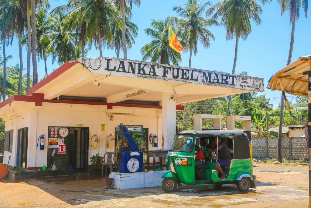 Tankstelle mit Tuk Tuk in Sri Lanka